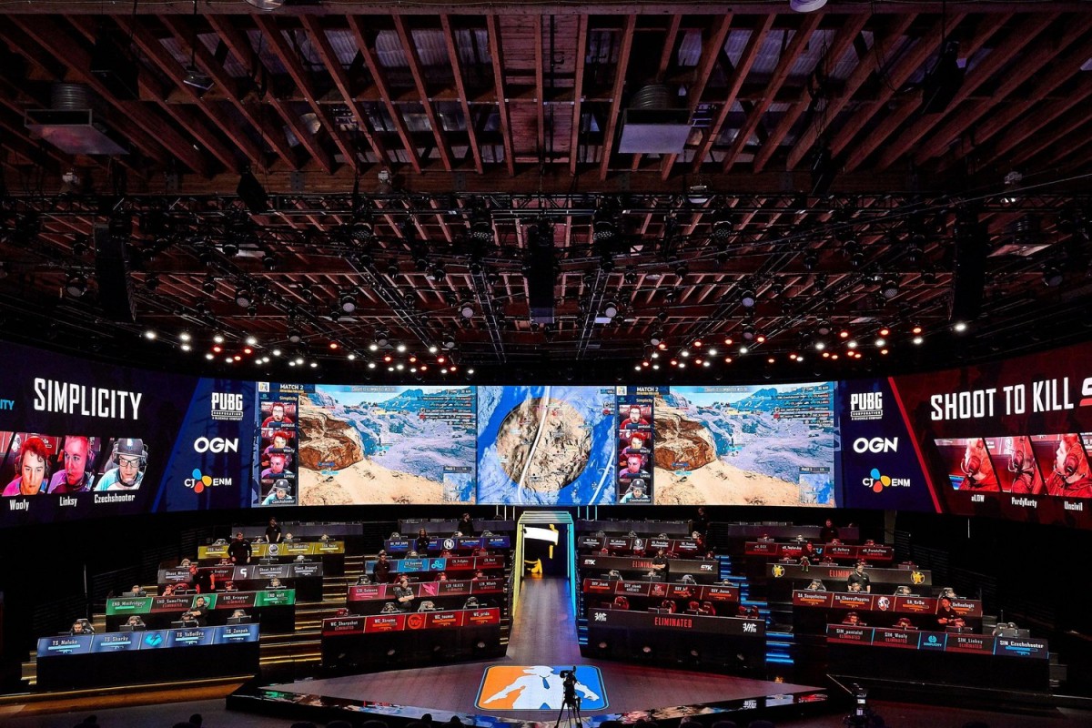 Sebuah turnamen e-Sports PUBG, berlangsung di dalam ruangan.